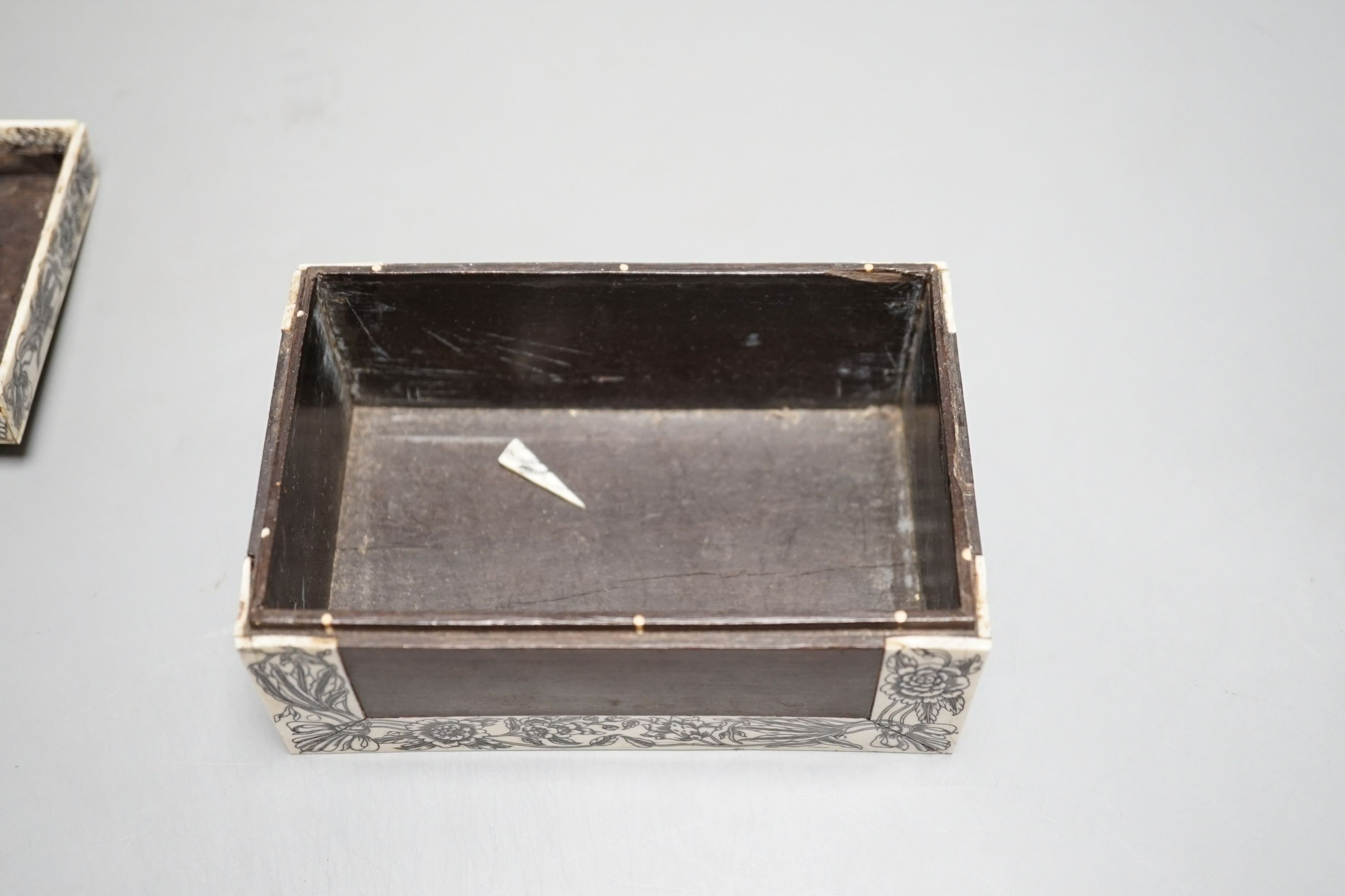 A 19th century Vizagapatam Ivory and rosewood box and cover - 7cm tall